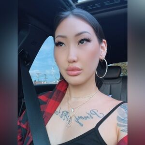 Hi! I’m your Posher, Yuri💜